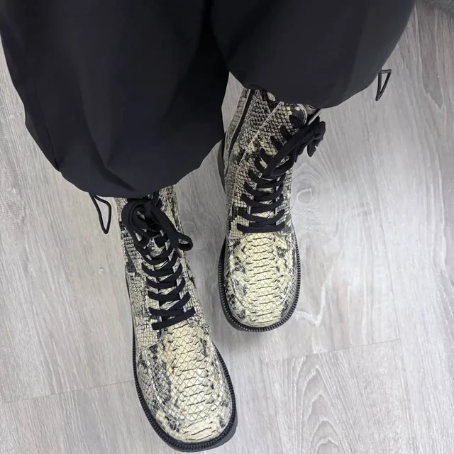 Стильные сапожки ASOS с змеиным принтом - Обувь в Химки