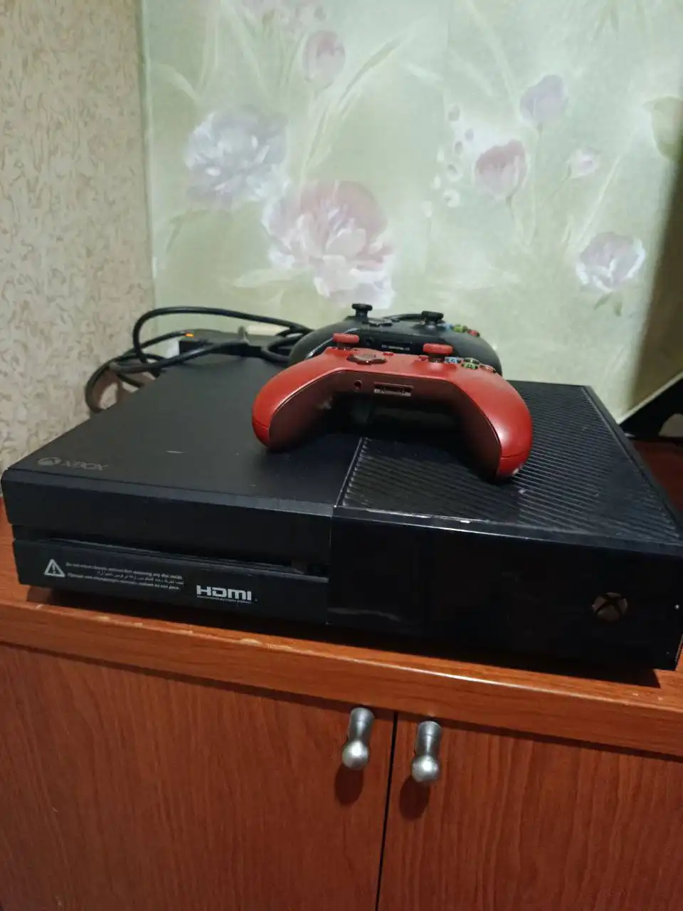 Продажа Xbox One 1TB с 2 джойстиками и телевизором 43 дюйма - Игровые приставки и телевизоры (Электроника) в Химки