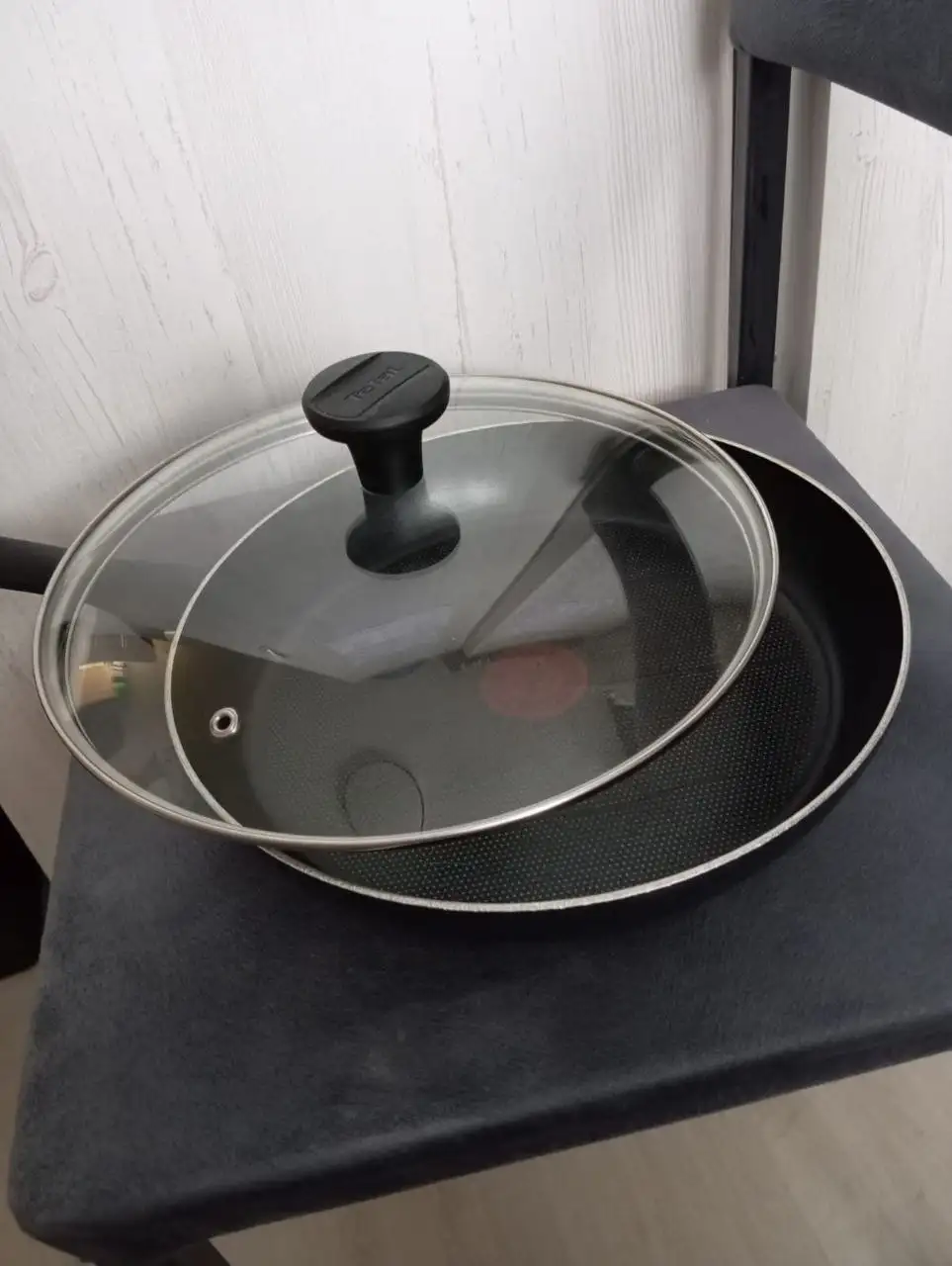 Сковорода Тефаль с крышкой 28 см - Посуда (Барахолка) в Зеленоград