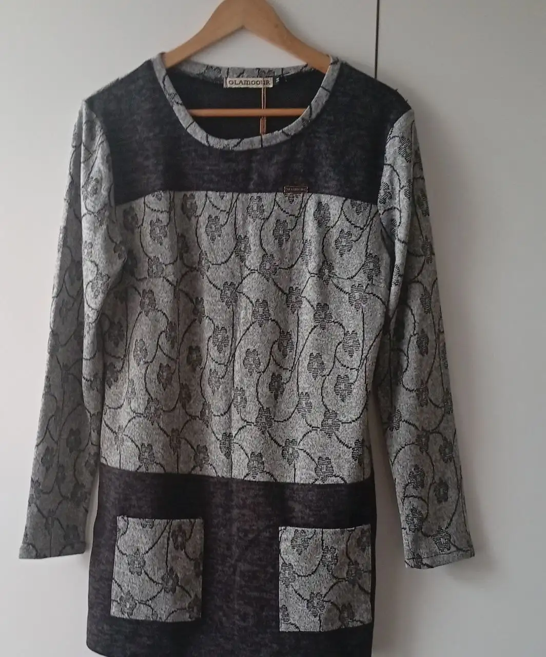 Мягкая трикотажная туника серого цвета с цветочным узором - Женская одежда (Одежда) в Химки