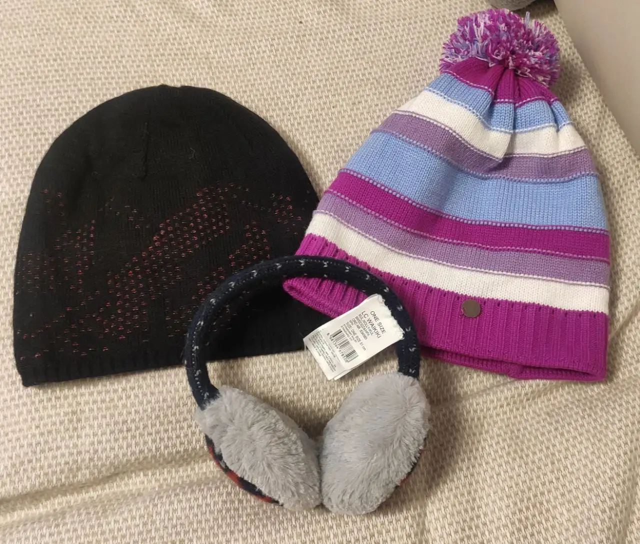 Шапки весенние и новые наушники - Барахолка в Химки