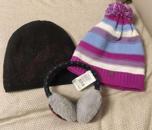 Шапки весенние и новые наушники - Бытовая техника и мебель в Химки