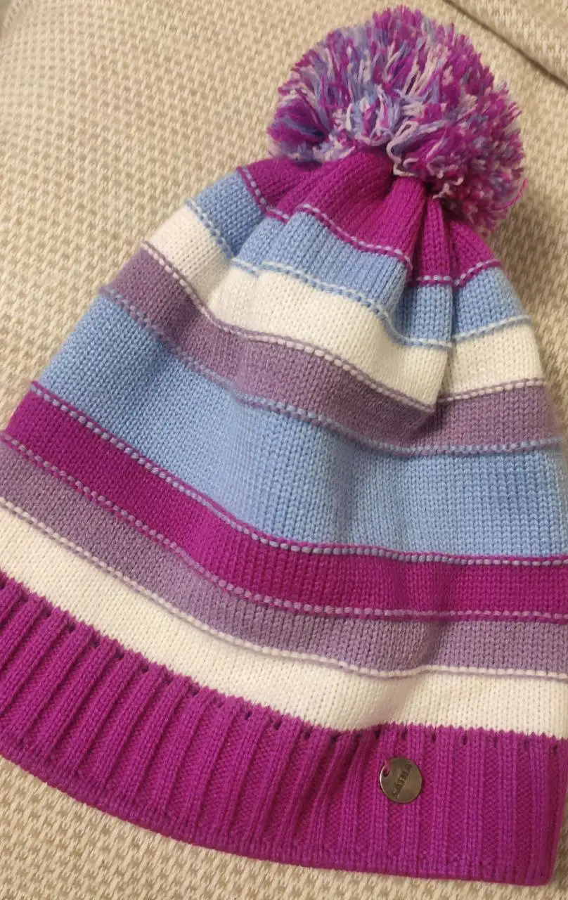 Шапки весенние и новые наушники - Барахолка в Химки