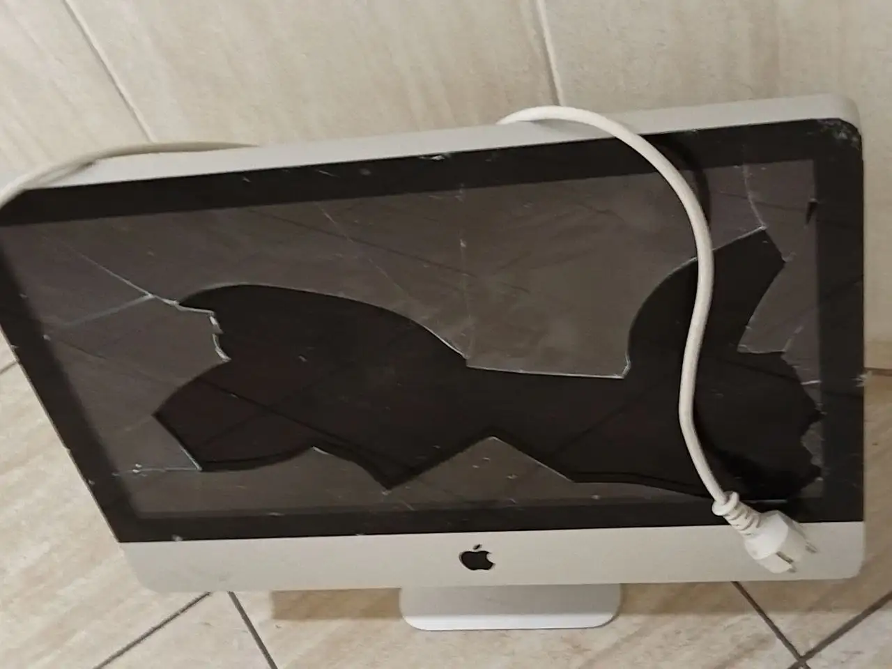 iPhone с поврежденным экраном - Смартфоны (Электроника) в Митино