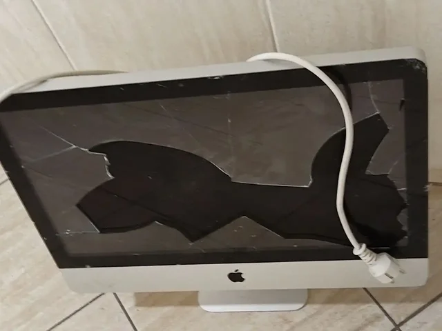 iPhone с поврежденным экраном - Компьютеры в Митино