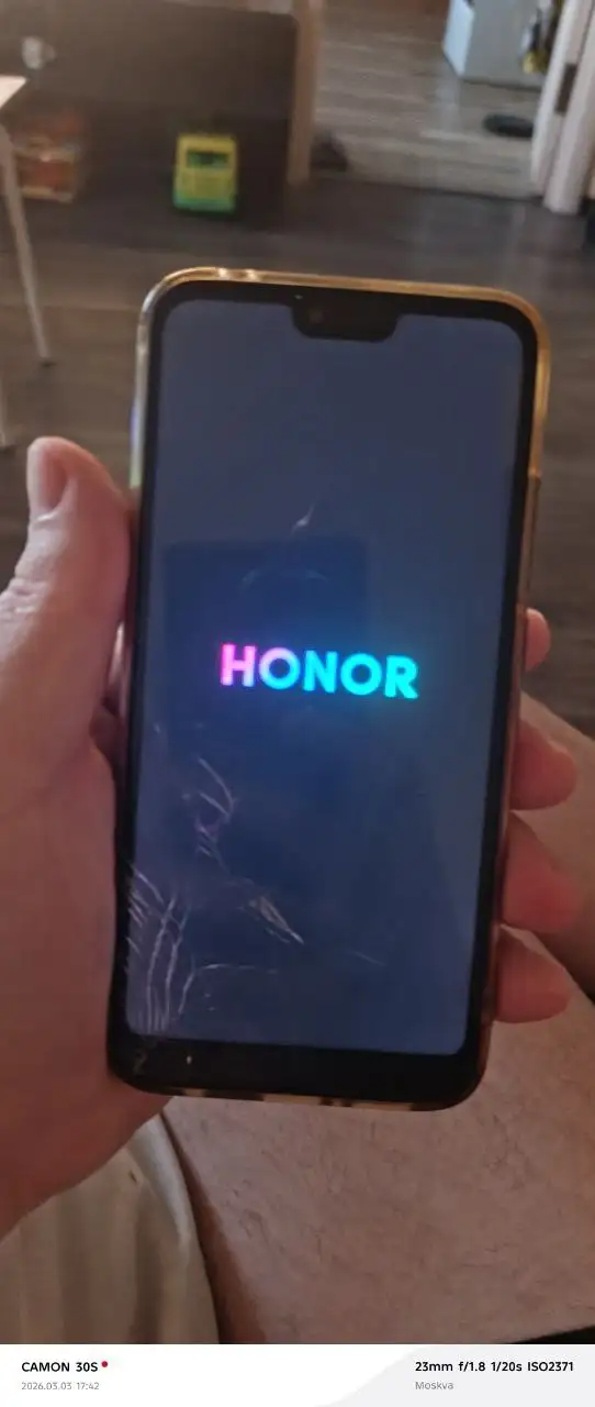 Смартфон Honor 10 с разбитым дисплеем - Смартфоны (Электроника) в Химки