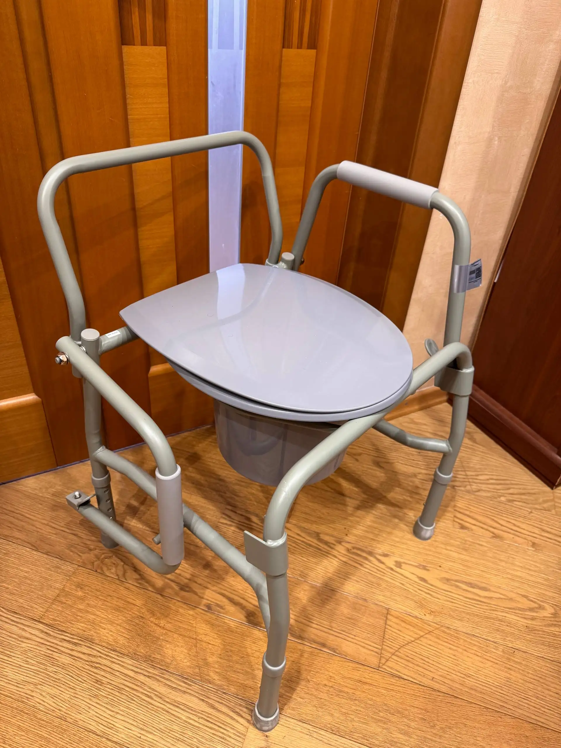 Продам новое кресло-туалет для пожилых людей и инвалидов - Медицинское оборудование (Барахолка) в Зеленоград