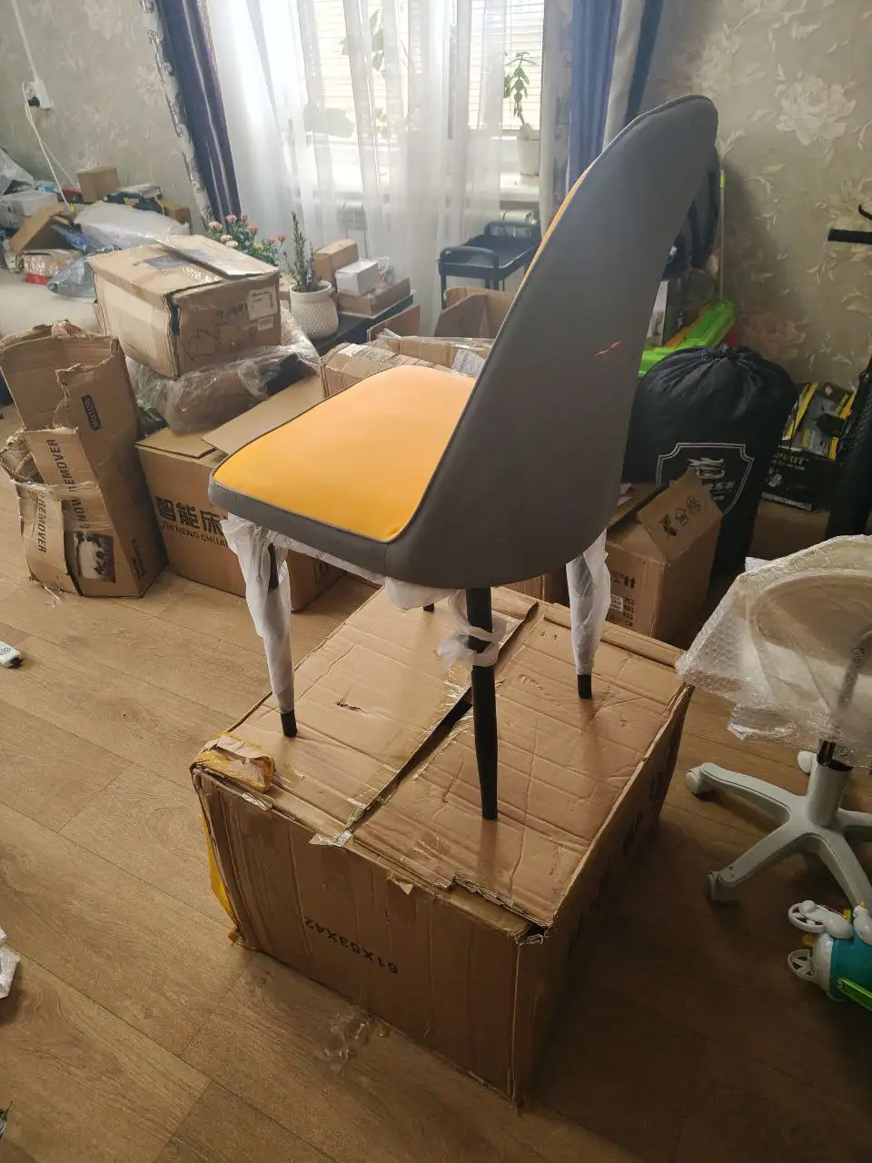 Комплект стульев, 4 стула, один с дефектом - Барахолка в Химки