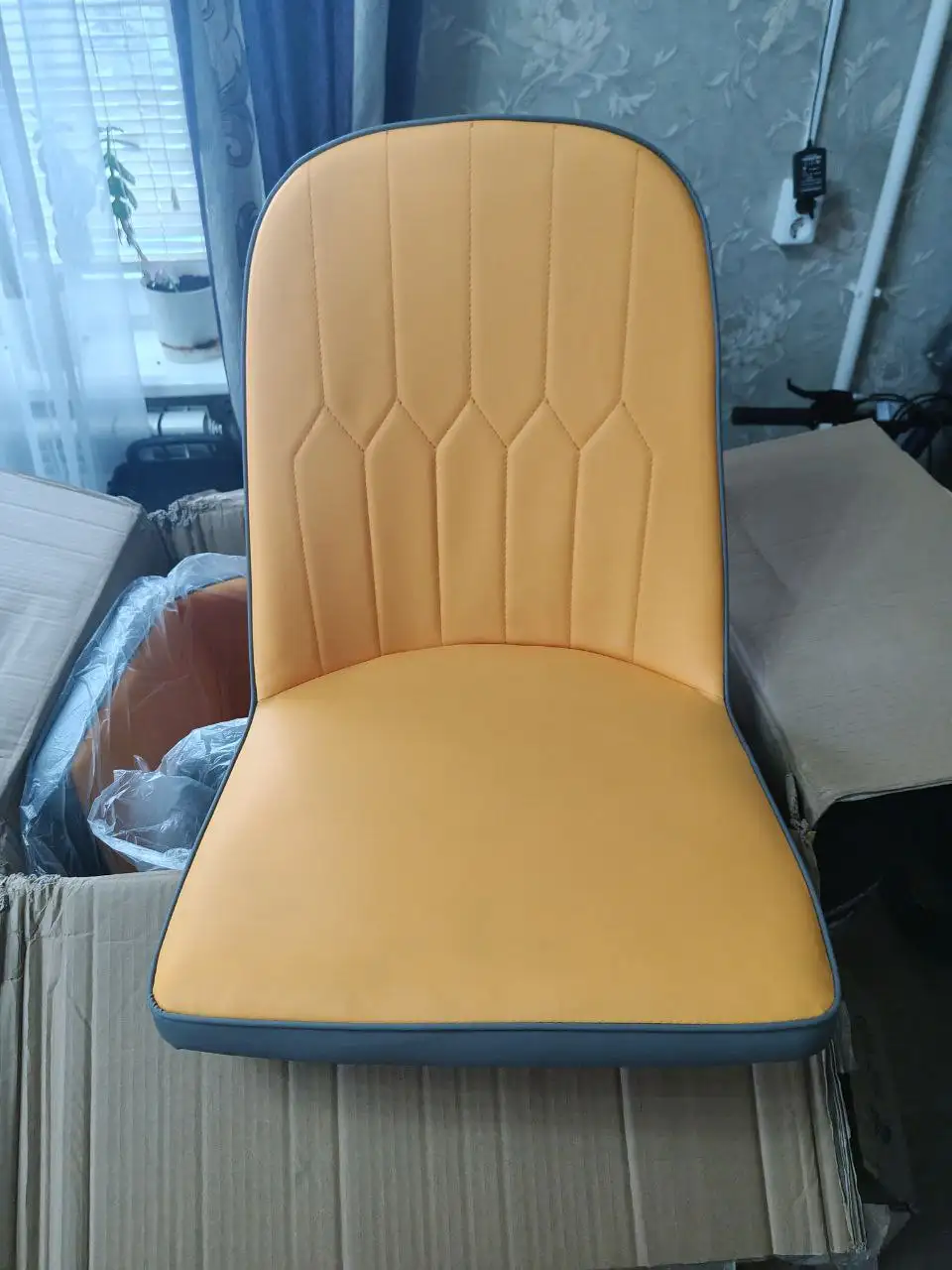 Комплект стульев, 4 стула, один с дефектом - Барахолка в Химки