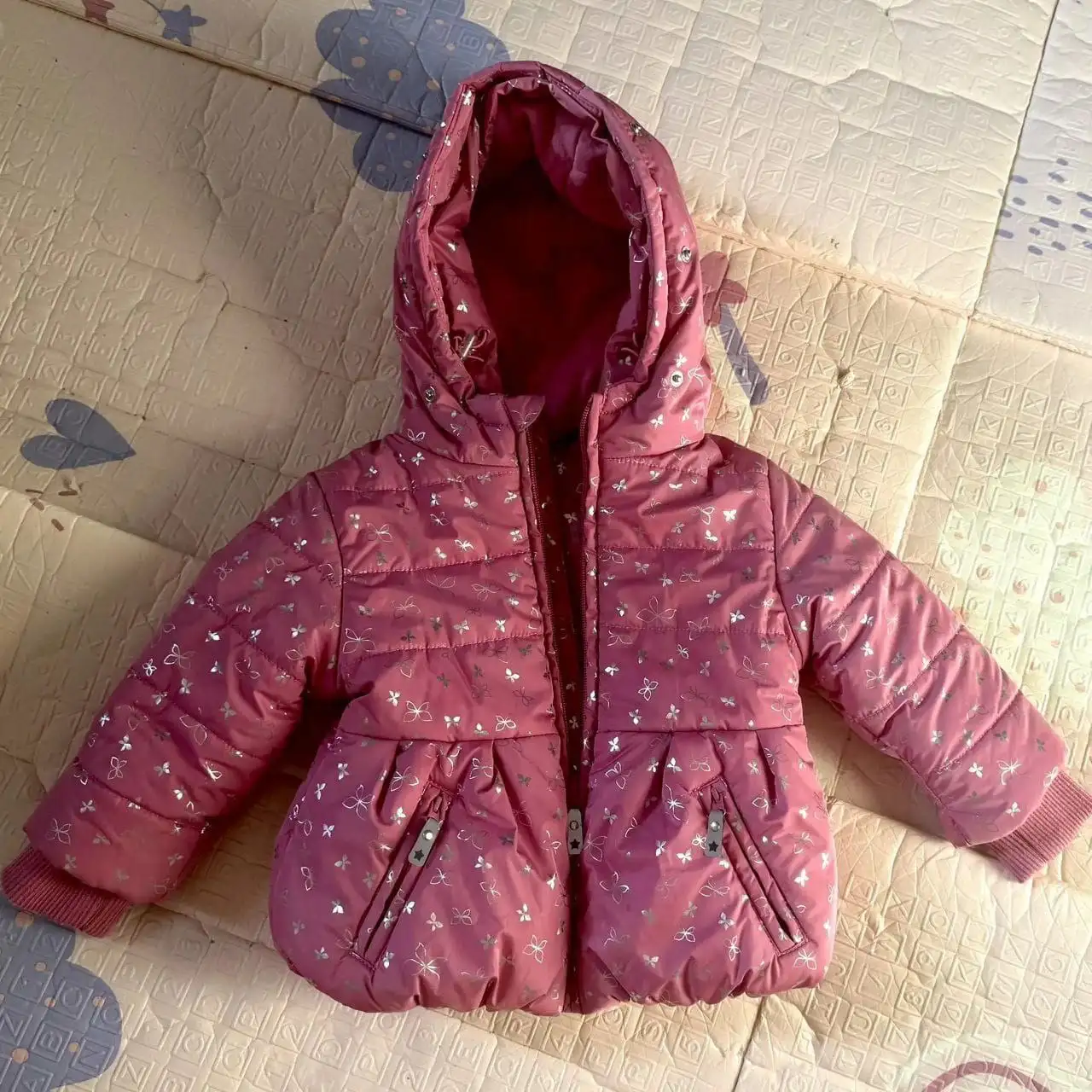 Демисезонная куртка на девочку размер 80 - Детская одежда (Одежда) в Москва