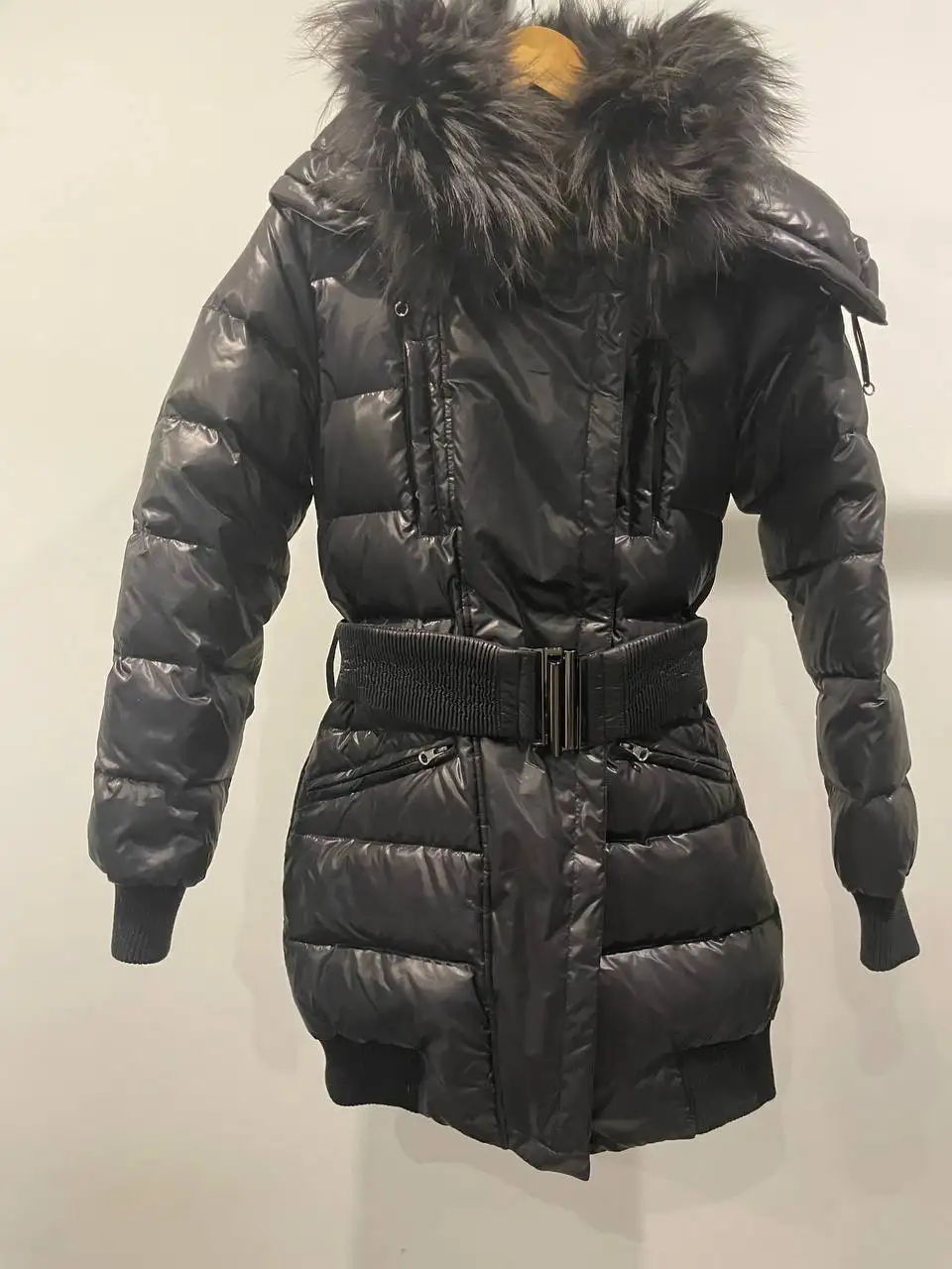 Женский Пуховик Neohit с меховой отделкой - Верхняя одежда (Одежда) в Химки