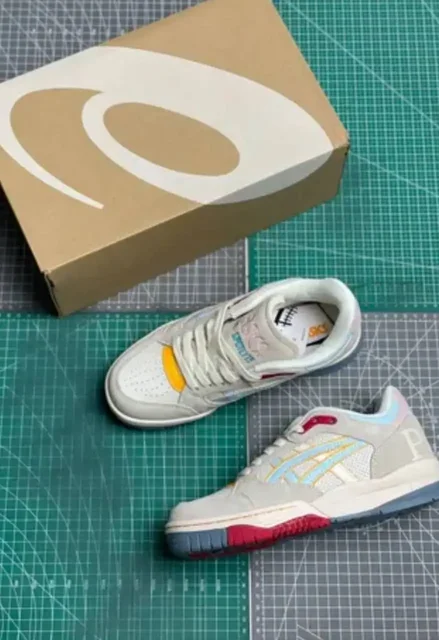 Кроссовки мужские и женские новые распродажа - Брюки/Джинсы в Химки