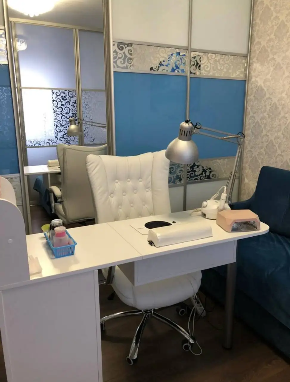 Складной стол для мастера маникюра с пылесосом - Профессиональное оборудование (Барахолка) в Химки