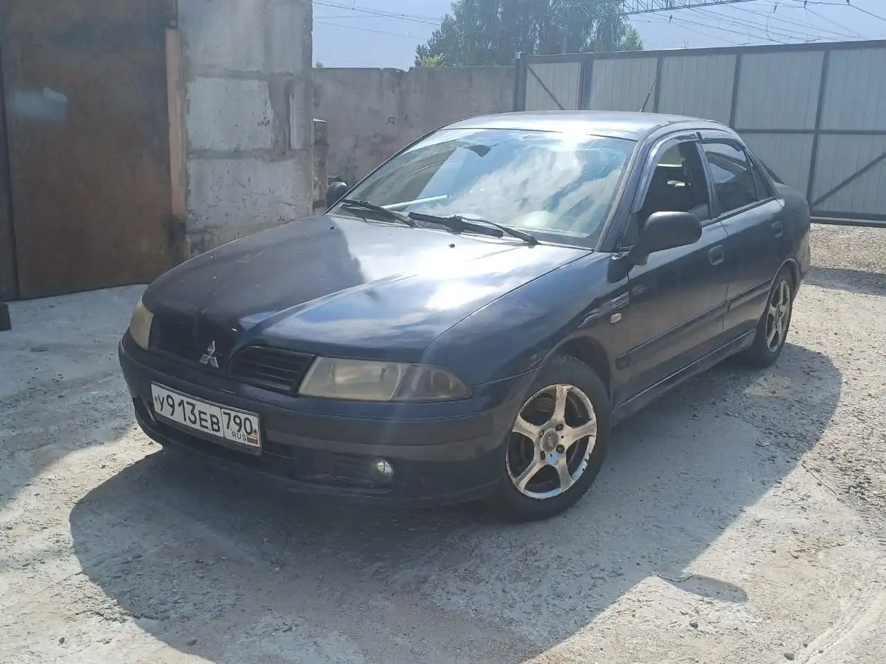 Продам Mitsubishi Carisma 2001 года
