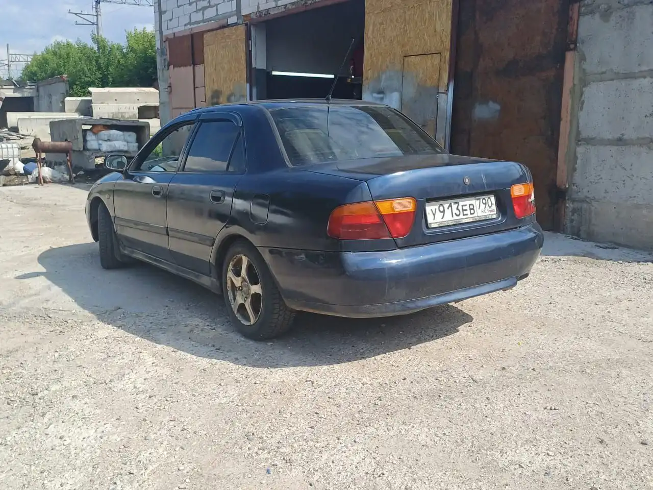 Продам Mitsubishi Carisma 2001 года