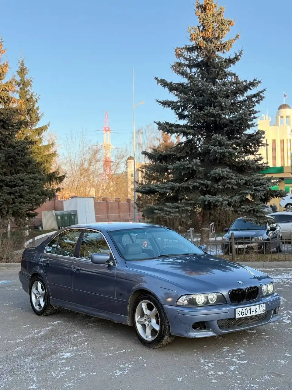 BMW e39 2002 года с М-тех бампером и планшетом