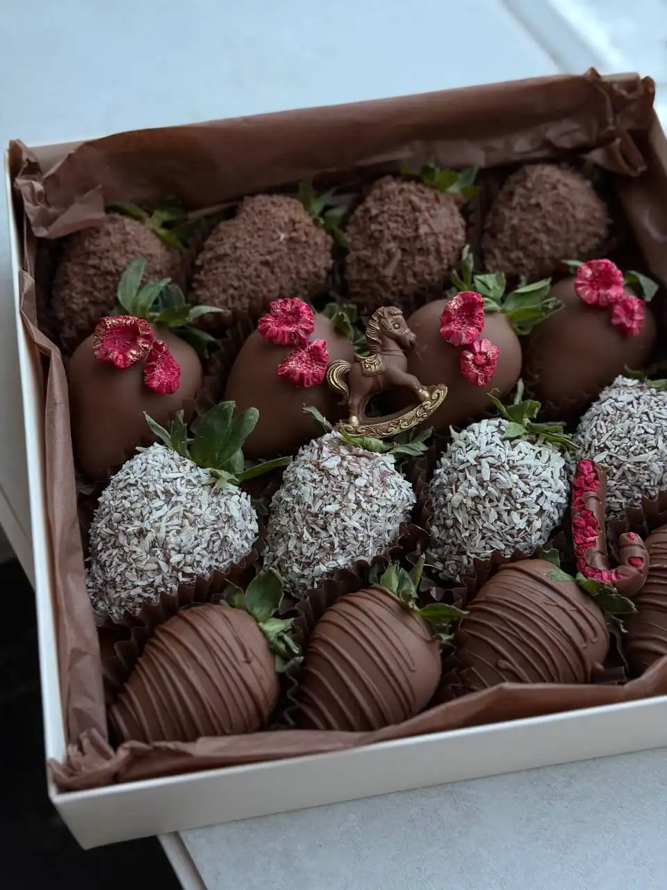 Праздничная коллекция десертов ручной работы к Новому Году