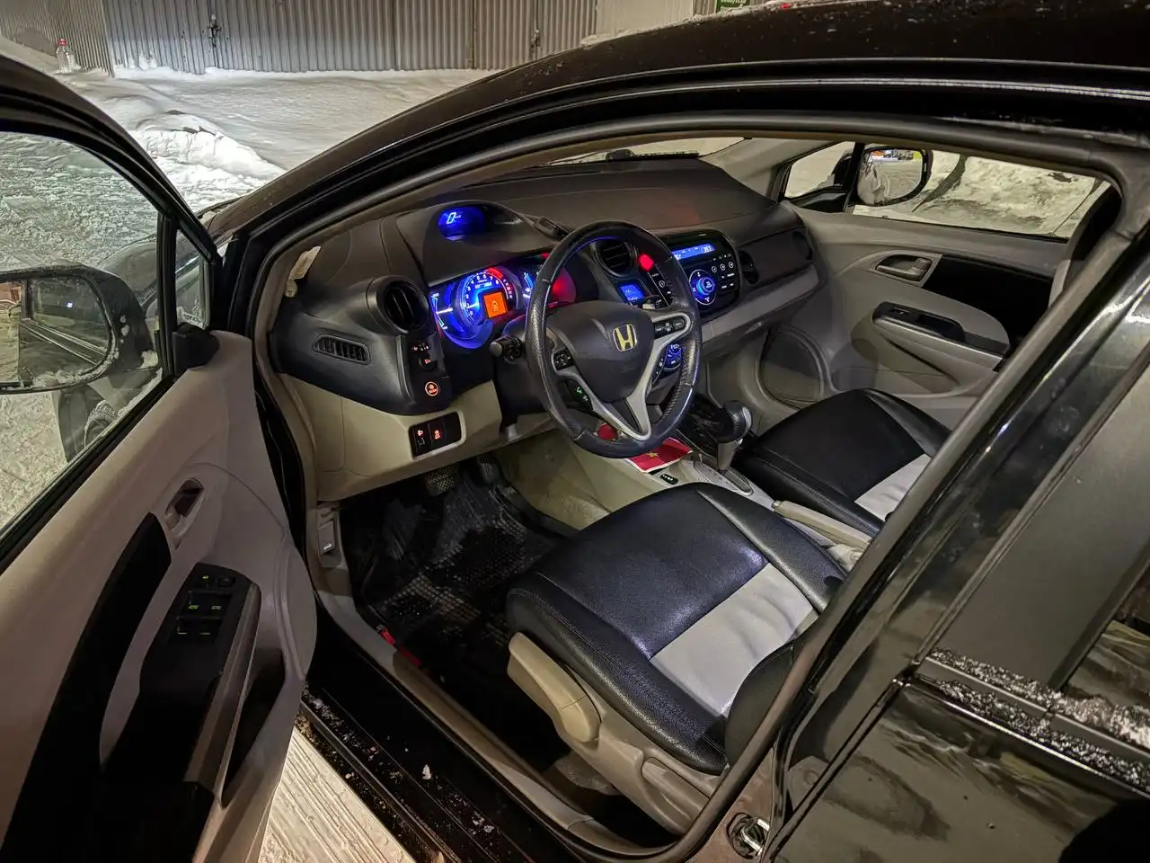 Продам Toyota Prius 2010 года 1.3 гибрид