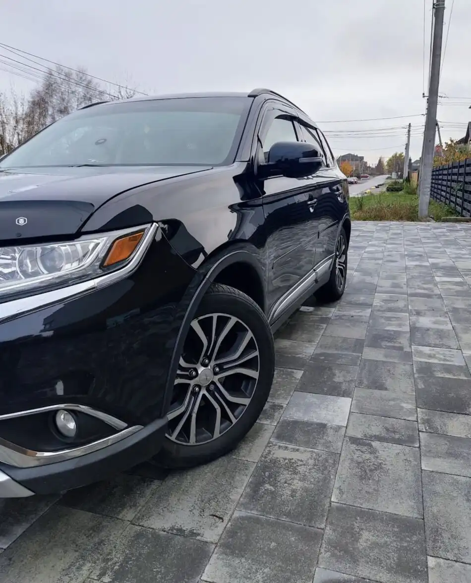 Mitsubishi Outlander 2016 III поколение (FL) 2.4 Бензин Автомат - Внедорожники и кроссоверы (Авто) в Москва