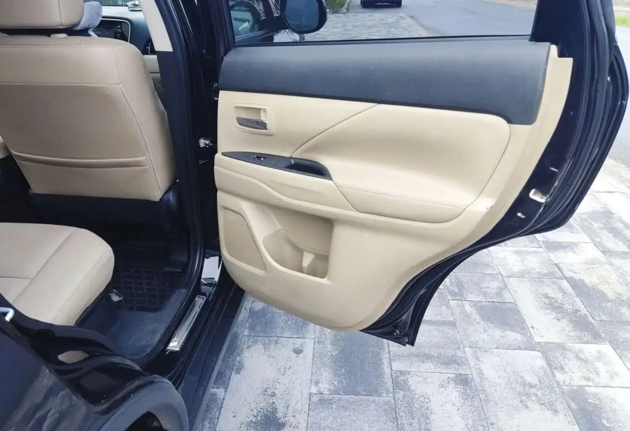 Mitsubishi Outlander 2016 III поколение (FL) 2.4 Бензин Автомат - Внедорожники и кроссоверы (Авто) в Москва