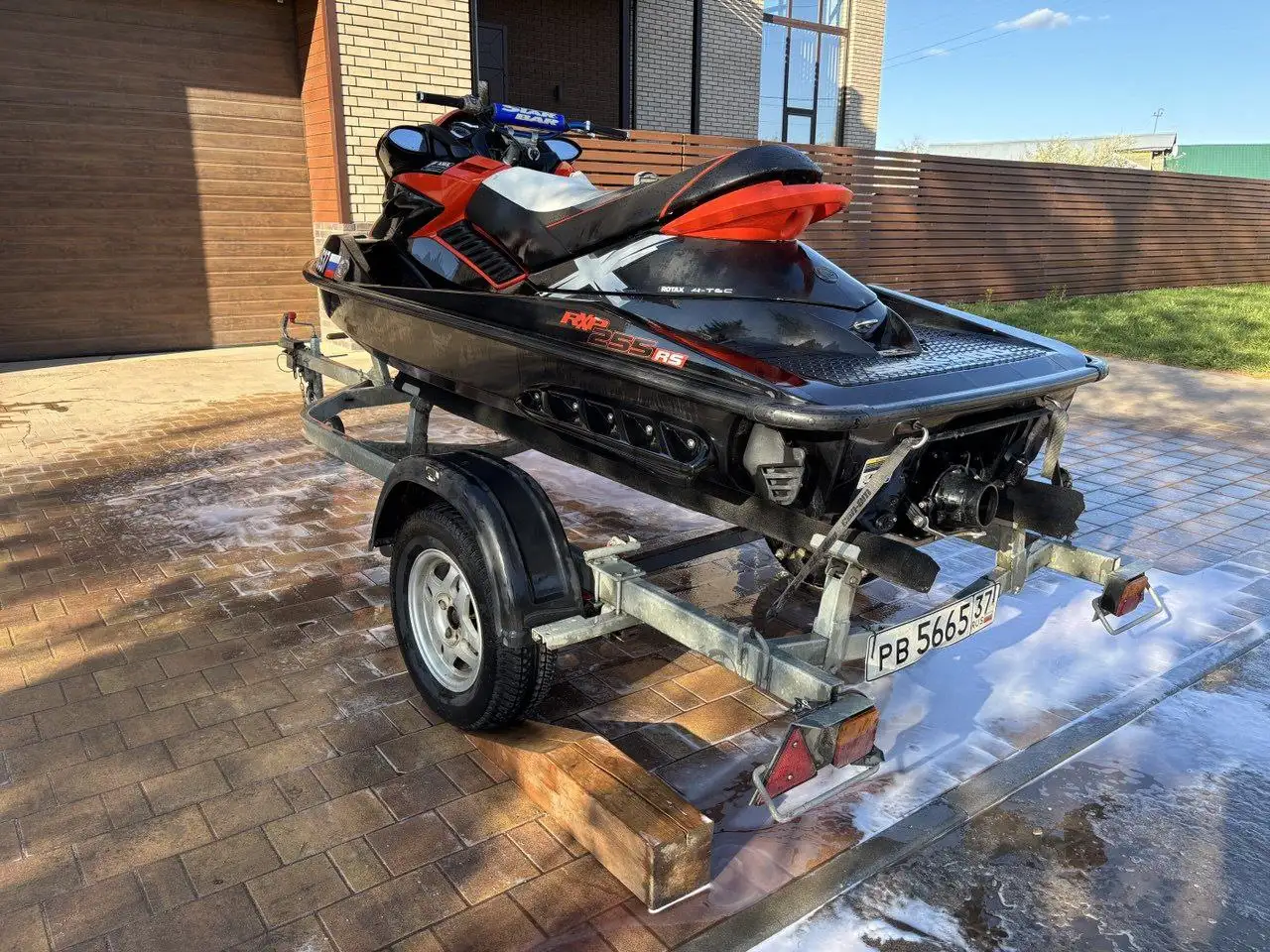 Лодочный мотор BRP 255 2011 года с прицепом - Лодочные моторы (Хобби и отдых) в Москва