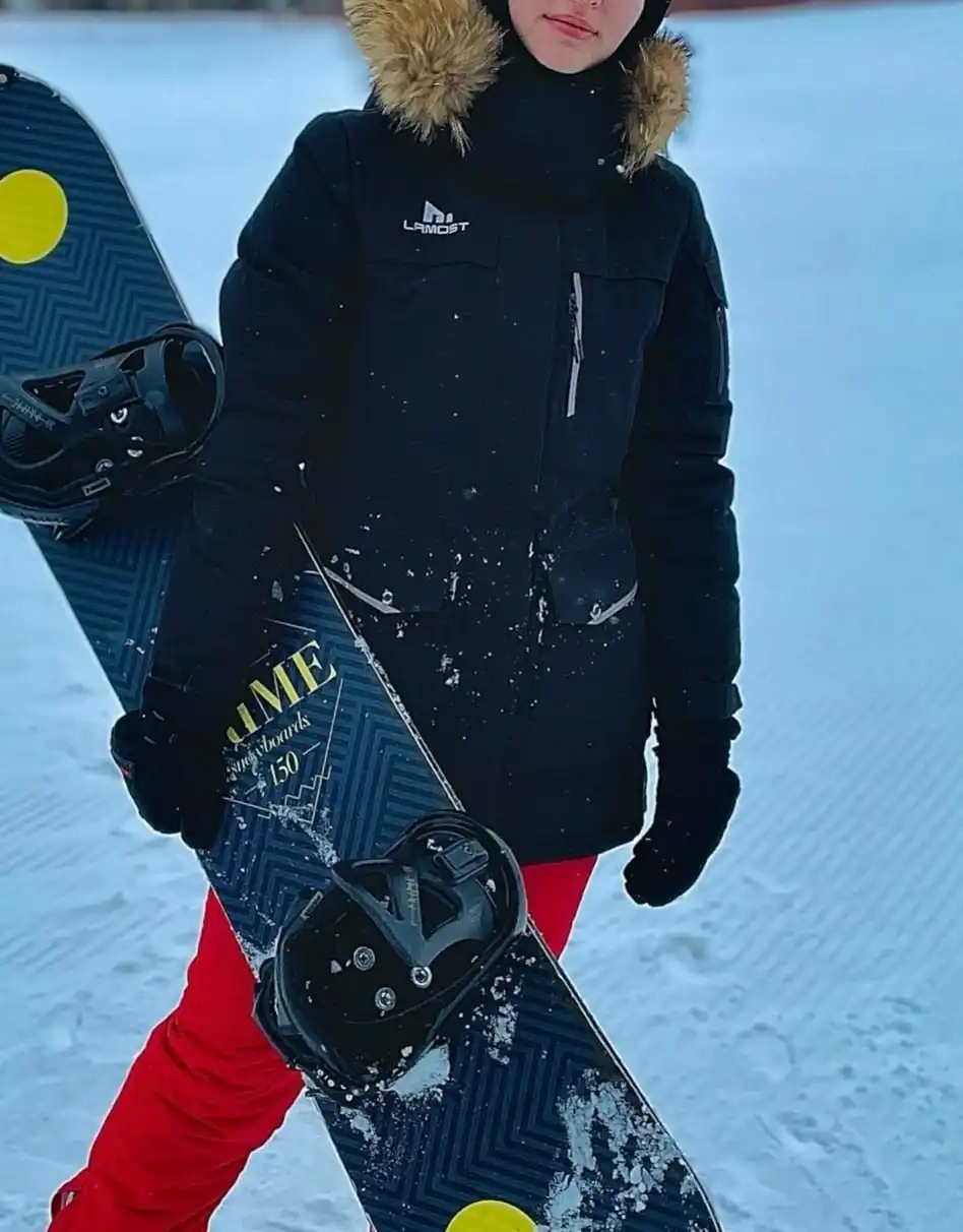 Продам зимнюю куртку черного цвета с натуральным съемным мехом - Верхняя одежда (Одежда) в Ижевск