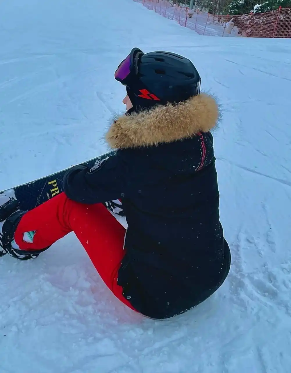 Продам зимнюю куртку черного цвета с натуральным съемным мехом - Верхняя одежда (Одежда) в Ижевск