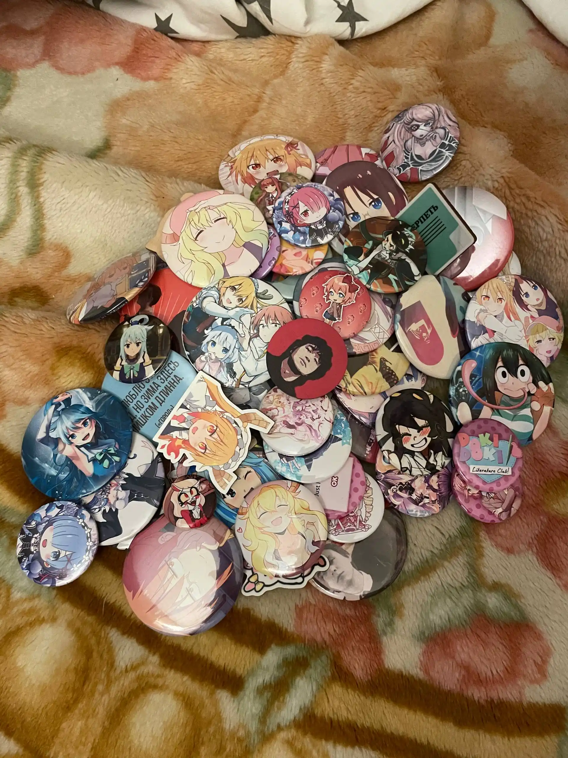 Продажа значков разных фандомов