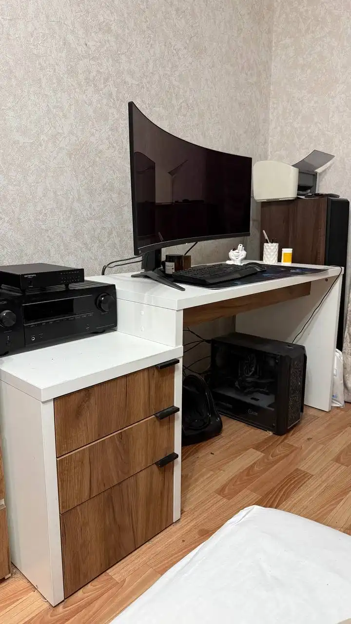 Продается компьютерный стол с ящиками