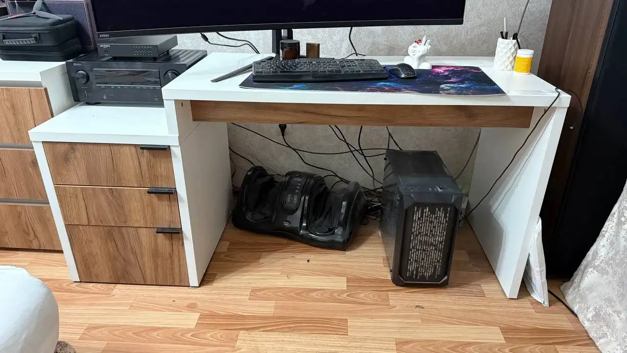 Продается компьютерный стол с ящиками