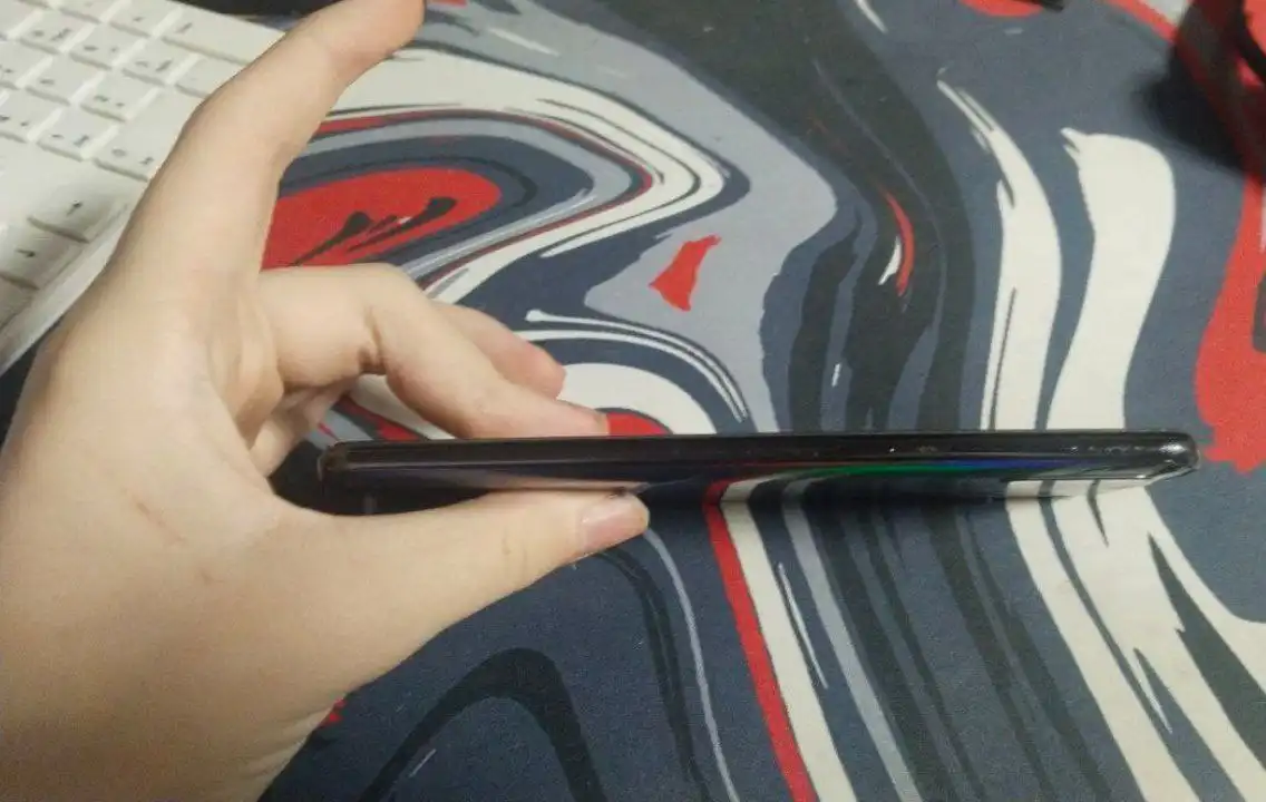 Samsung A50 6/128 с трещинами на экране