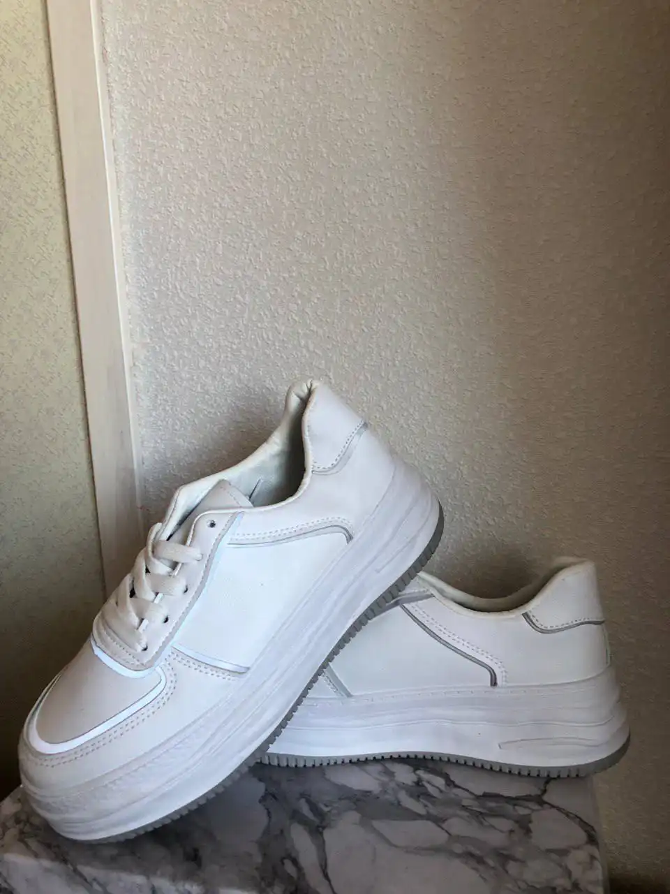 Новая женская и мужская обувь