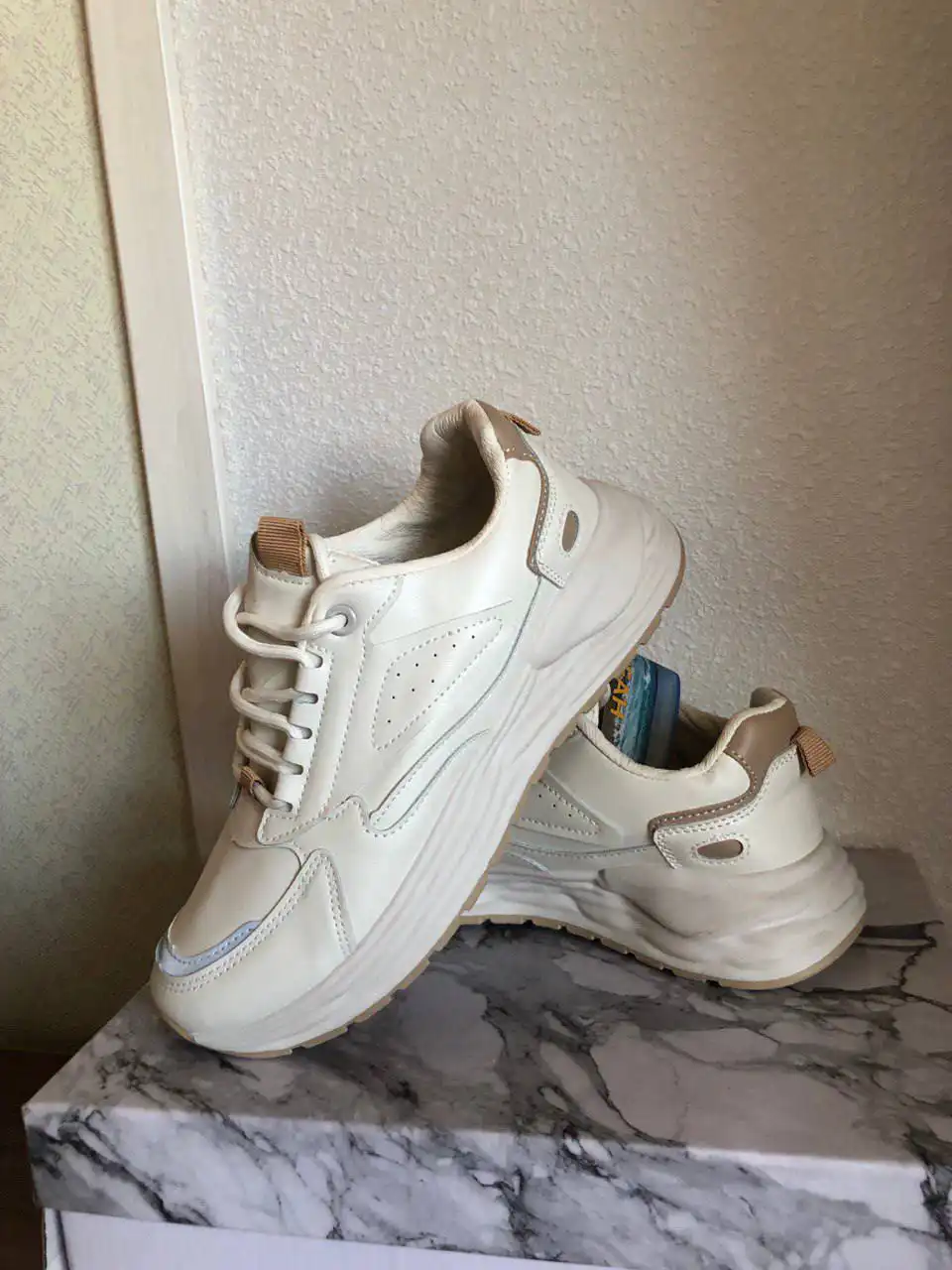 Новая женская и мужская обувь