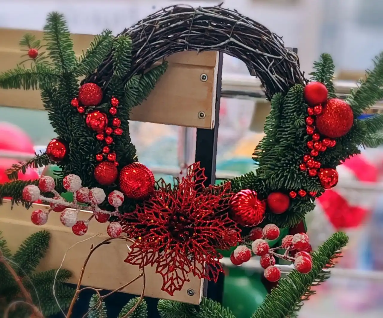 Новогодний венок из натуральных материалов ручной работы