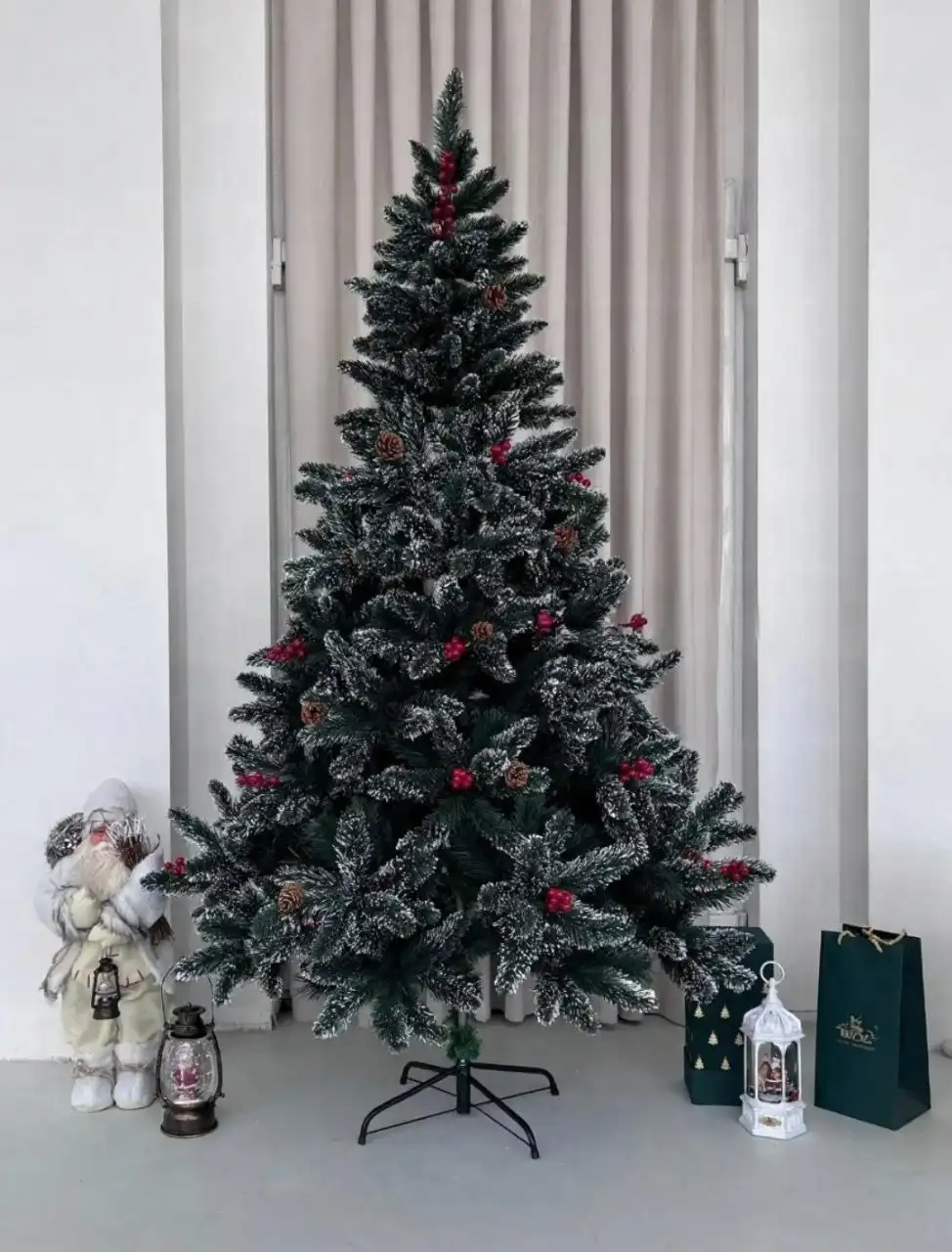 Елка новая в коробке 150 см с шишками и ягодами