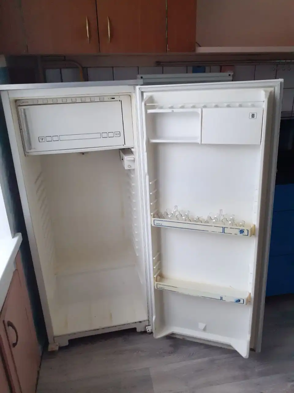 Отдам холодильник без полок