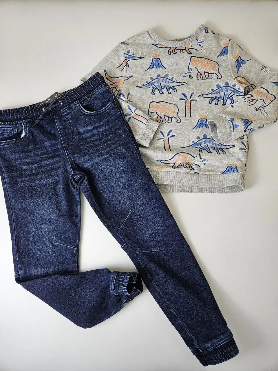 Детский свитшот и джинсы