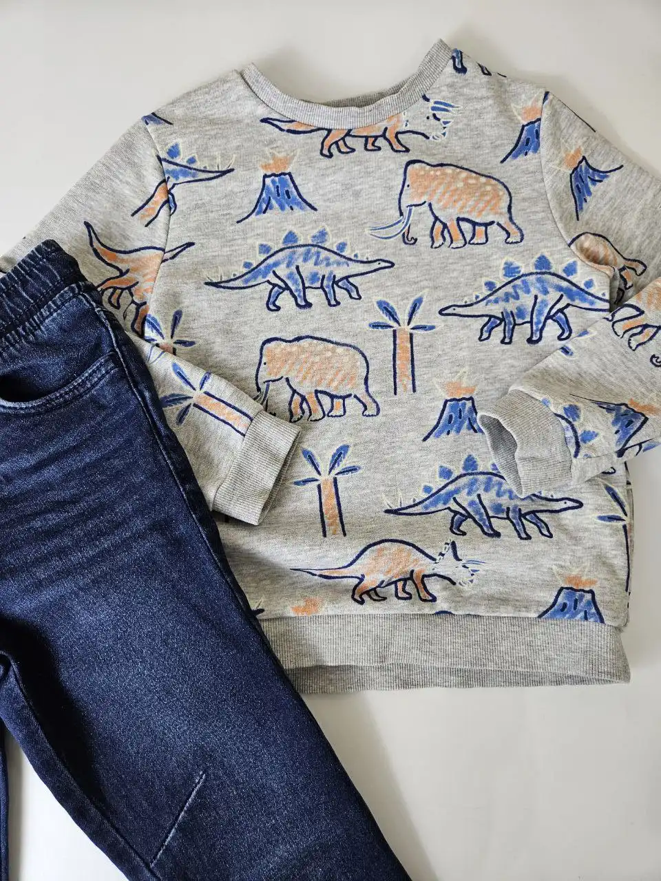 Детский свитшот и джинсы