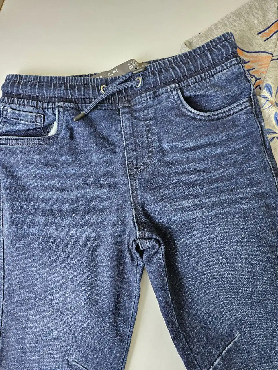 Детский свитшот и джинсы