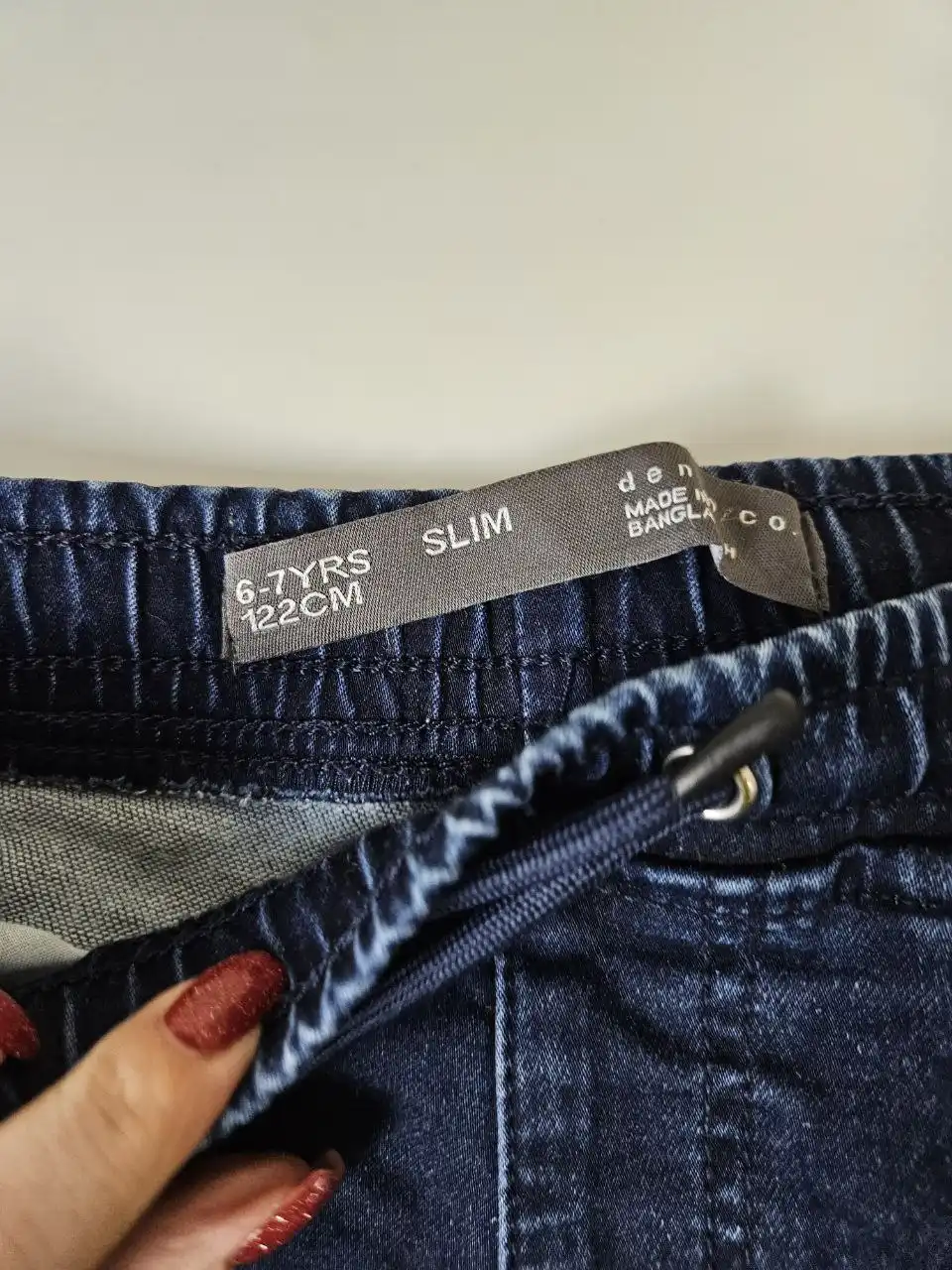 Детский свитшот и джинсы