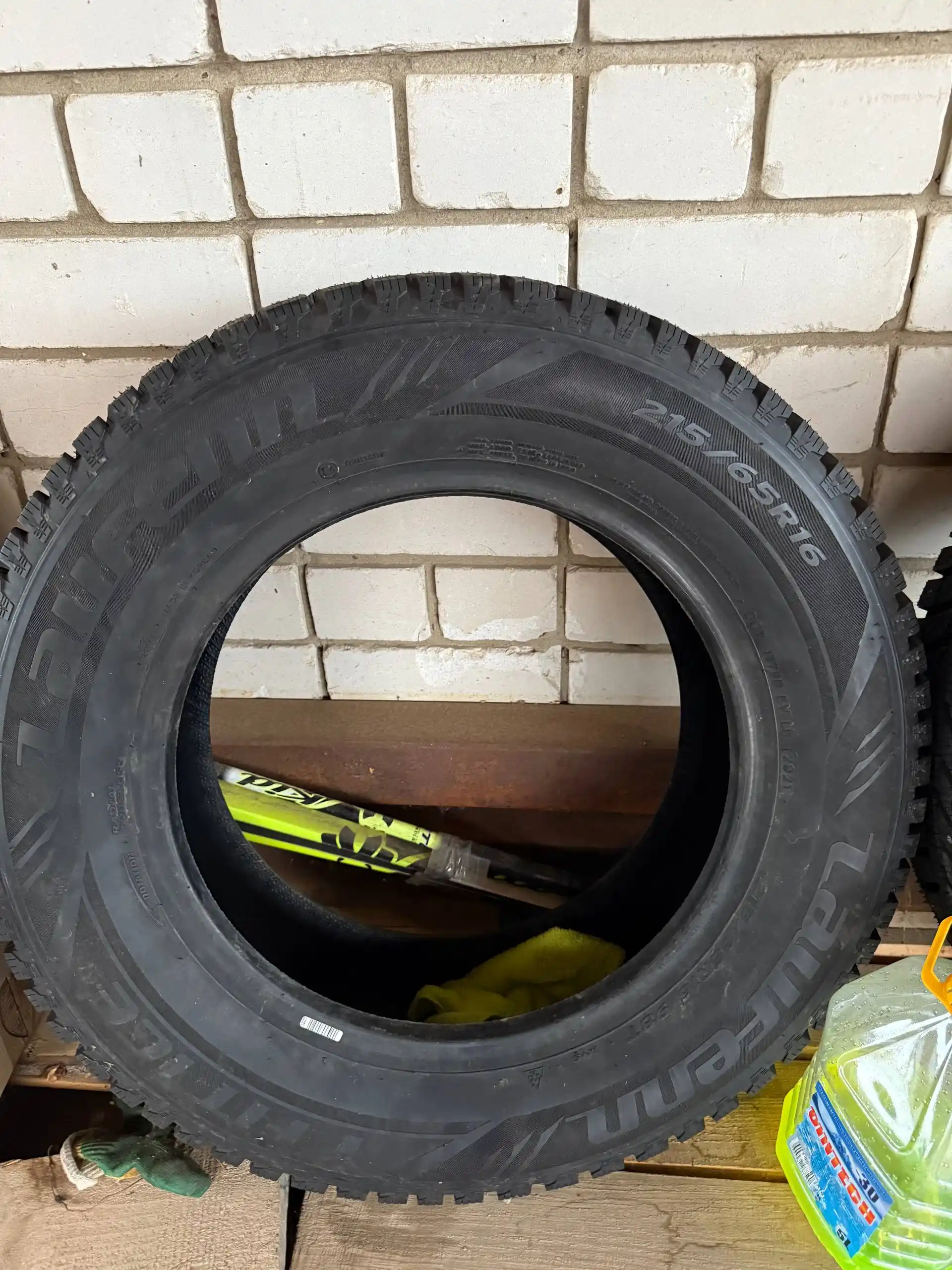 Продам комплект шипованной зимней резины Laufenn I Fit Ice