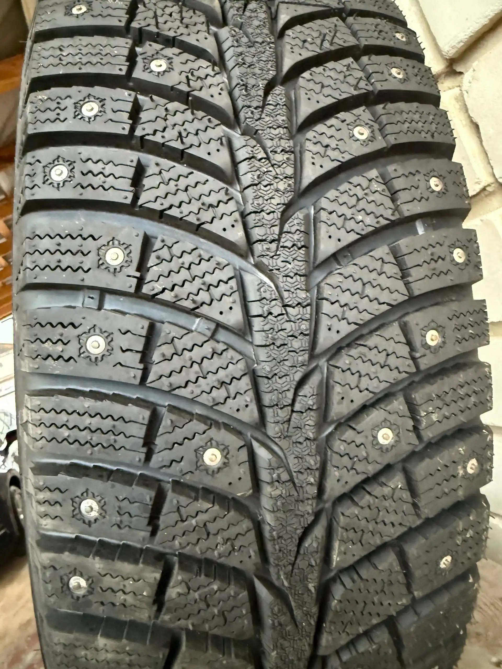 Продам комплект шипованной зимней резины Laufenn I Fit Ice