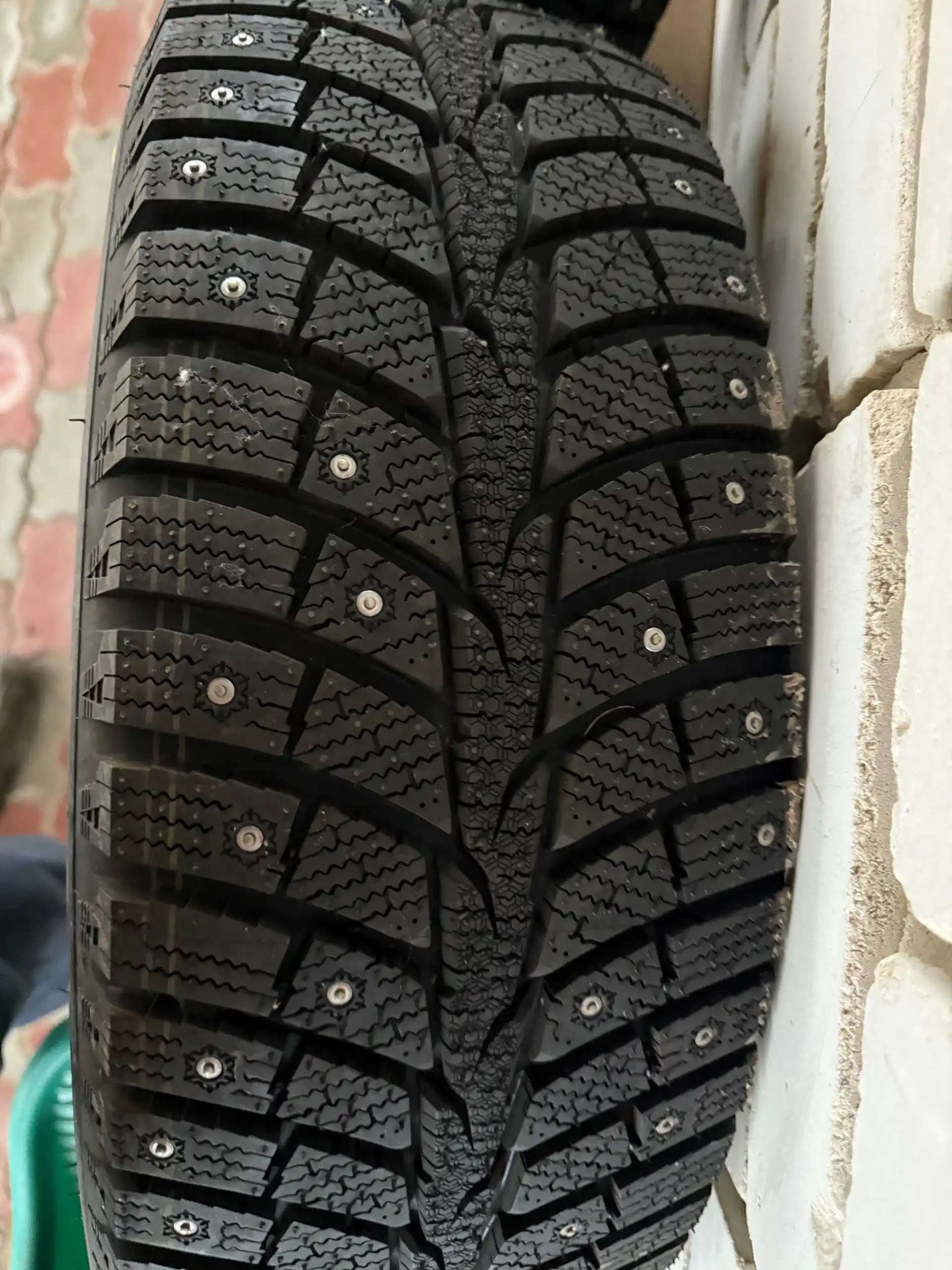 Продам комплект шипованной зимней резины Laufenn I Fit Ice