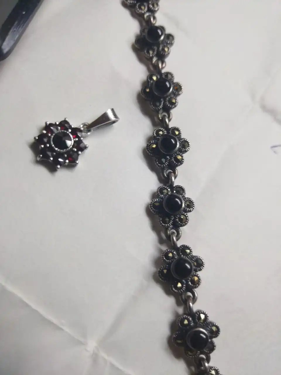 Браслет из черненого серебра с гранатом