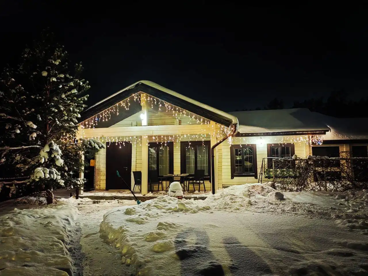 Украшение фасада дома гирляндами