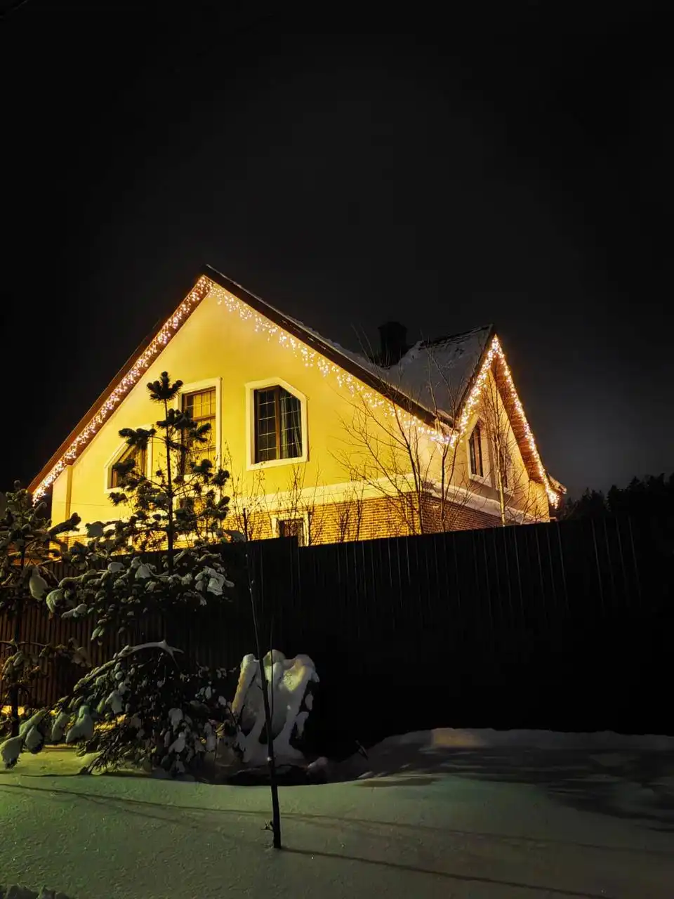 Украшение фасада дома гирляндами