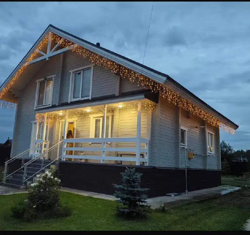 Украшение фасада дома гирляндами