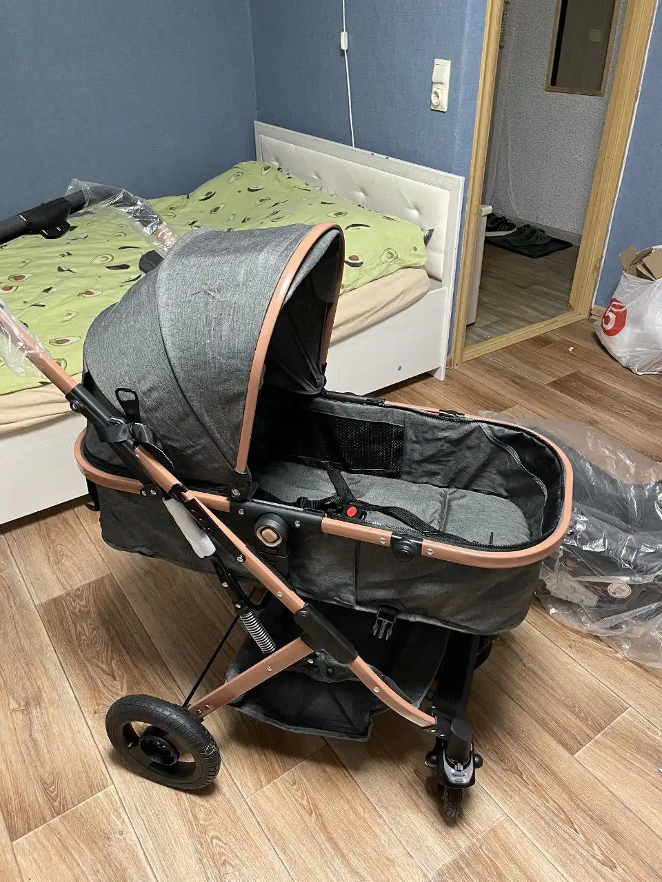 Продам коляску новую 3 в 1