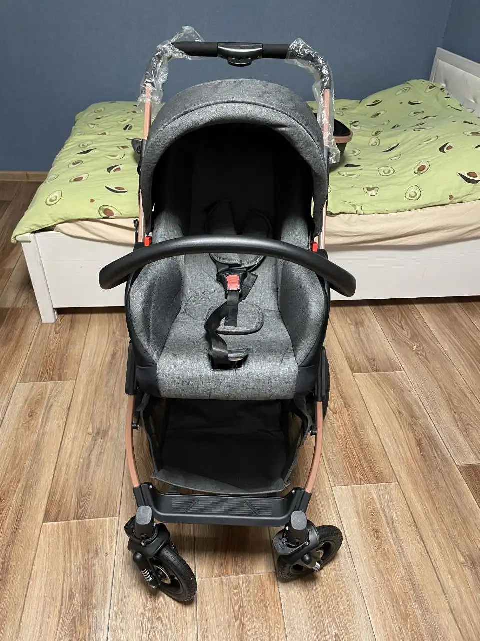 Продам коляску новую 3 в 1