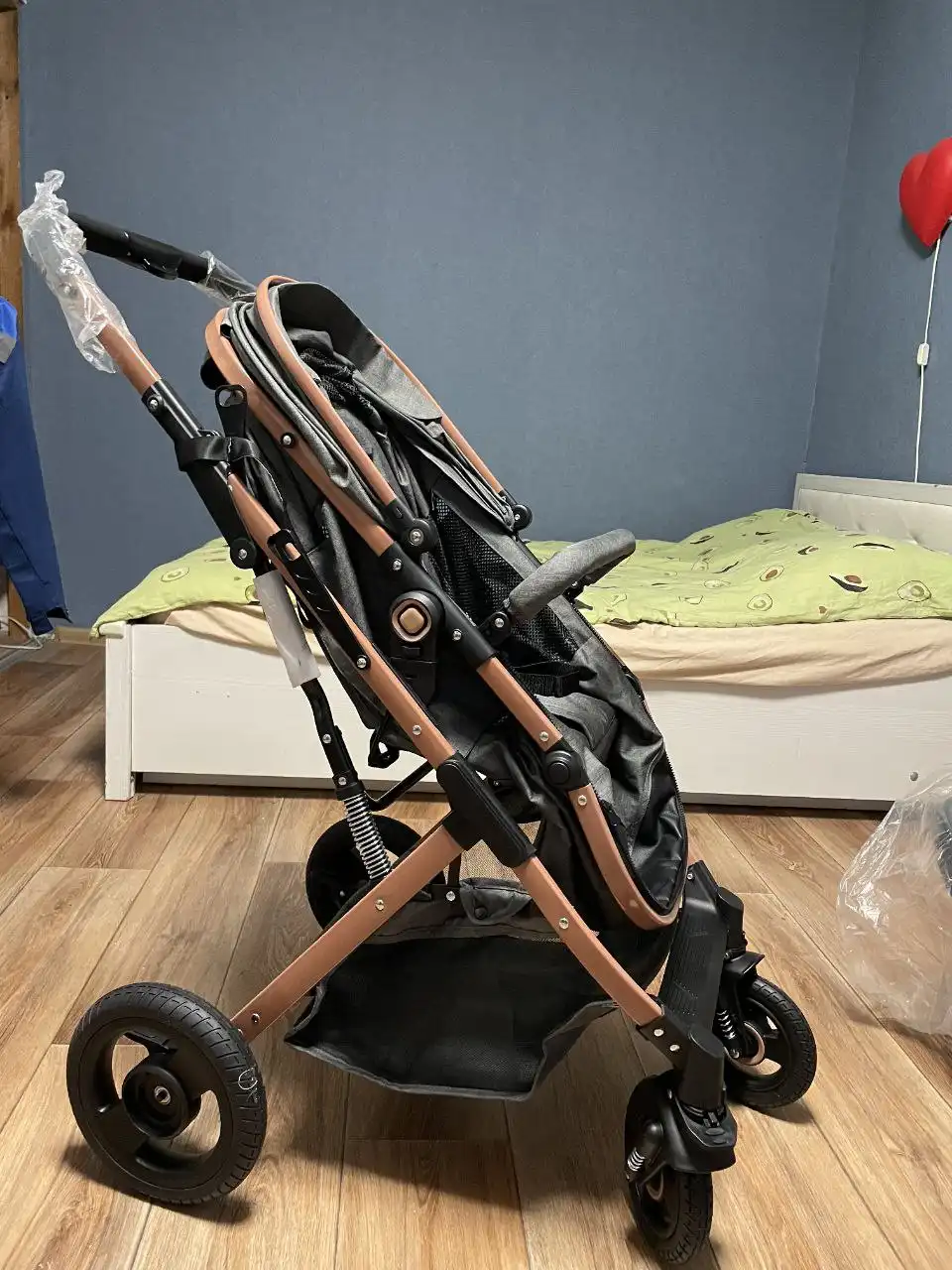 Продам коляску новую 3 в 1